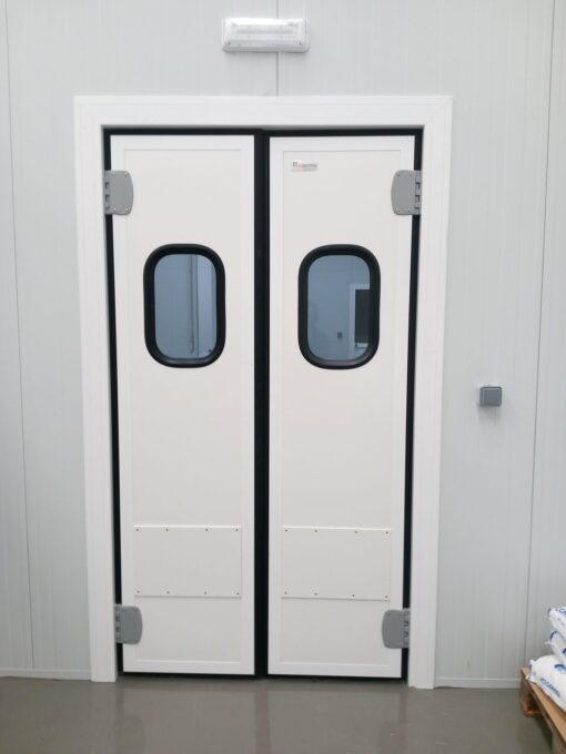 Puerta batiente rígida doble hoja